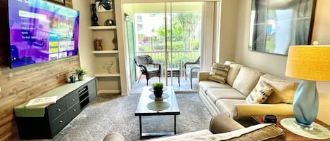 Awesome, Modern Condo, 65" Tv, Poolside Condo
