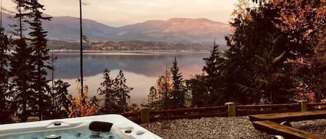 Private hot tub overlooking Shuswap Lake 