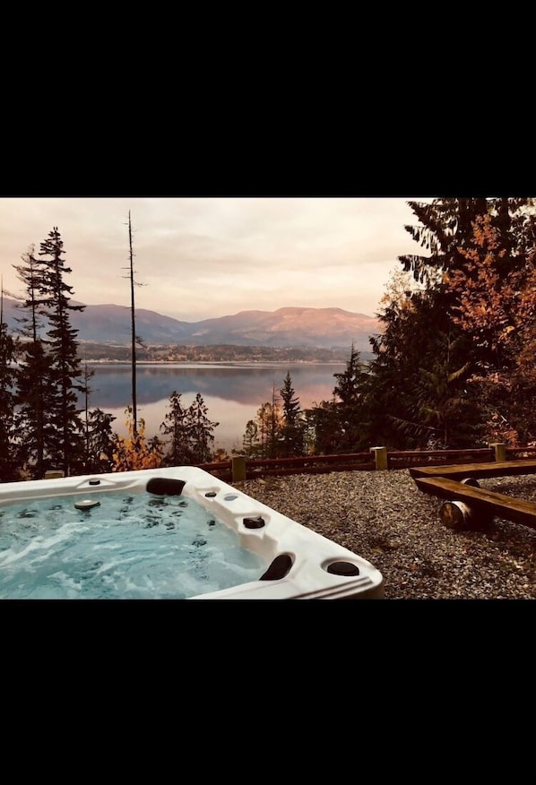 Private hot tub overlooking Shuswap Lake 