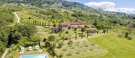 Welcome to this superb villa, 15 minutes from Lucca