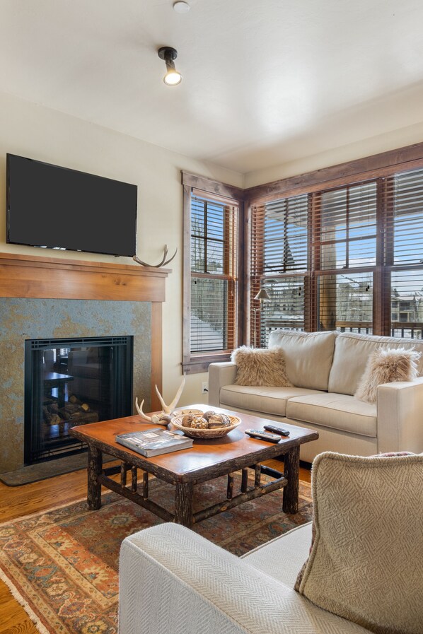 Living room with Fireplace