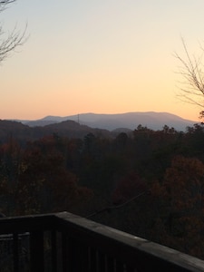 Beautiful views!   2 miles to Dollywood & the Old Mill.  Close to Gatlinburg! 