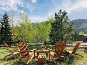 Discover a rare, spacious fenced yard nestled in the heart of Summit County. This iconic mountain home, just minutes from world-class skiing, hiking, and biking trails.