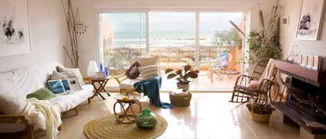 Salón con terraza y vista al mar. Living room with glass door and sea view