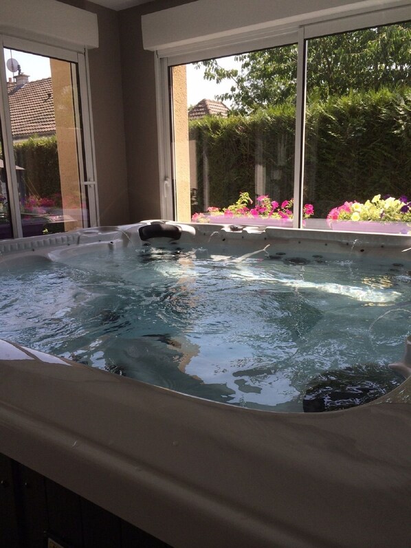 Jacuzzi 6 places avec vue sur jardin et terrasse