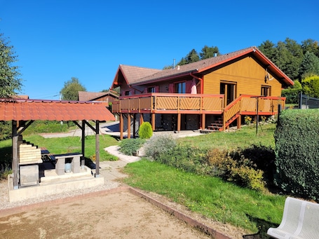 grand chalet avec jeu de pétanque et barbecue