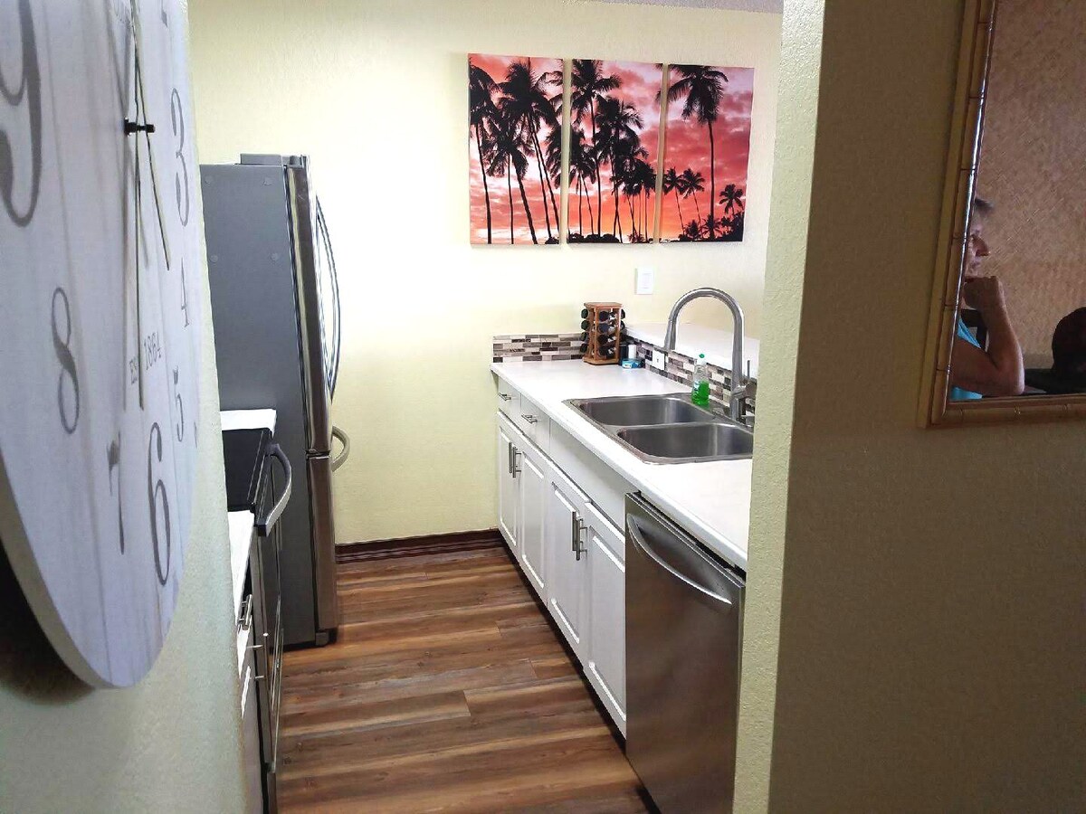Kona Reef Condo on Beach with Ocean View, Wifi, King bed & Elevator