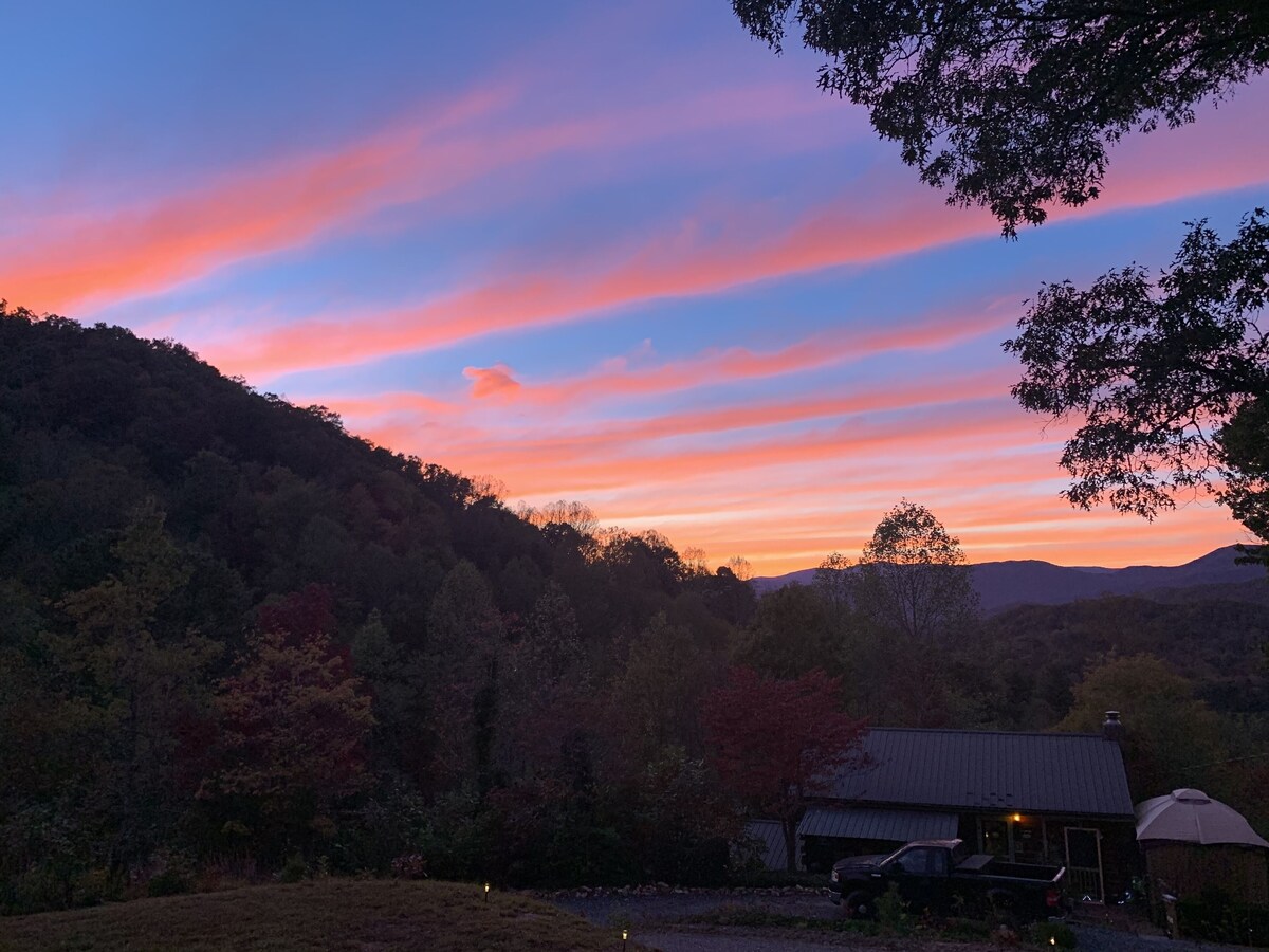 SUMMER IN THE THE SMOKIES! 180 DEGREE MOUNTAIN VIEW! CLOSE TO CHEROKEE CASINO!