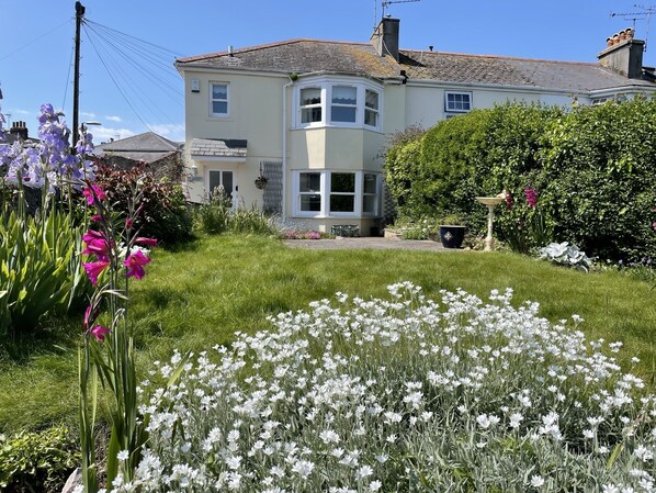 Cottage has a small, sunny garden.
Parking at front.