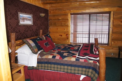 Bean's Lodge, sleep 9, fully equip near WYellowstone, easy access to all spots