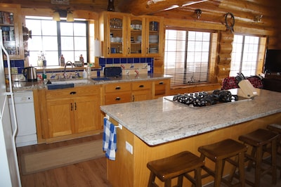 Bean's Lodge, sleep 9, fully equip near WYellowstone, easy access to all spots