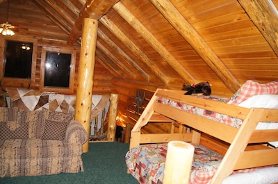 Bean's Lodge, sleep 9, fully equip near WYellowstone, easy access to all spots