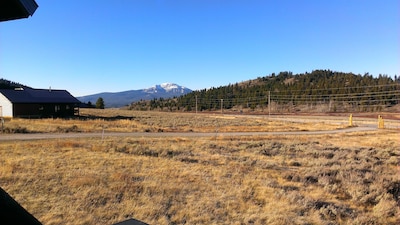 Bean's Lodge, sleep 9, fully equip near WYellowstone, easy access to all spots