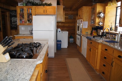 Bean's Lodge, sleep 9, fully equip near WYellowstone, easy access to all spots