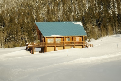 Bean's Lodge, sleep 9, fully equip near WYellowstone, easy access to all spots