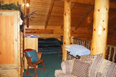 Bean's Lodge, sleep 9, fully equip near WYellowstone, easy access to all spots