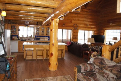 Bean's Lodge, sleep 9, fully equip near WYellowstone, easy access to all spots