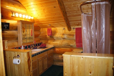 Bean's Lodge, sleep 9, fully equip near WYellowstone, easy access to all spots