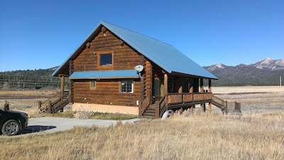 Bean's Lodge, sleep 9, fully equip near WYellowstone, easy access to all spots