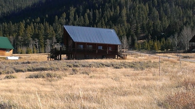 Bean's Lodge, sleep 9, fully equip near WYellowstone, easy access to all spots