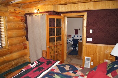 Bean's Lodge, sleep 9, fully equip near WYellowstone, easy access to all spots