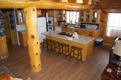 Bean's Lodge, sleep 9, fully equip near WYellowstone, easy access to all spots