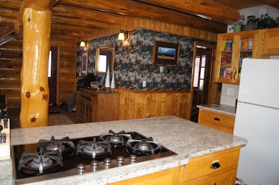 Bean's Lodge, sleep 9, fully equip near WYellowstone, easy access to all spots