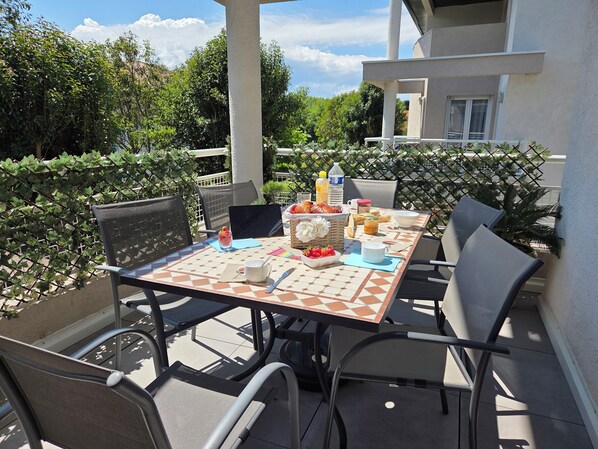 Outdoor dining