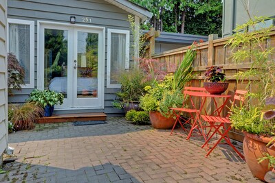 Private garden cottage with a king sized bed, full kitchen + private patio