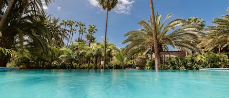 Piscine à débordement