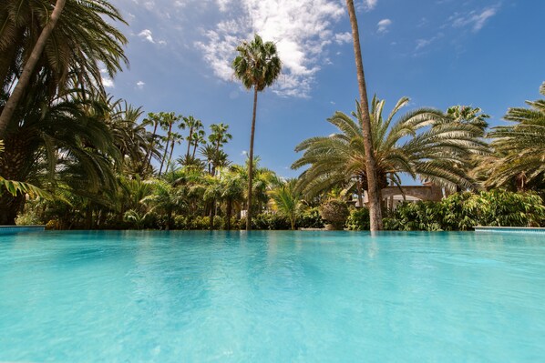 Infinity pool