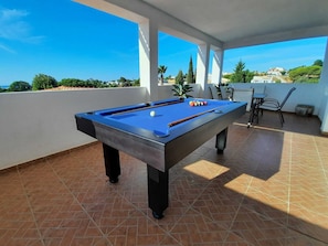 Terrace with snooker table (sea view)