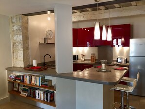 Fully equipped kitchen with dining bar