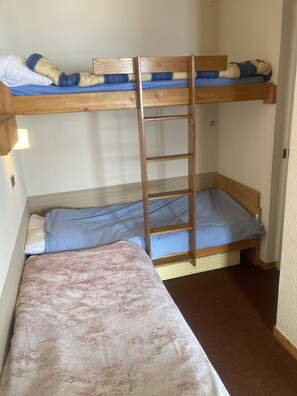 Bedroom. 3 beds and 2 wardrobes.