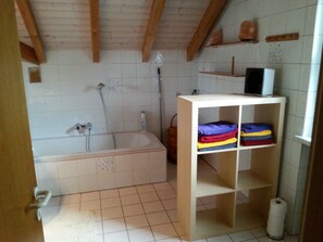 Bad, Wanne, Dusche, WC, 2 x Waschbecken,  12 m2