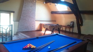 Salle de jeux avec billard et baby foot