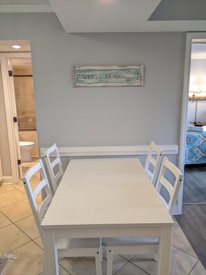 kitchen/dining area