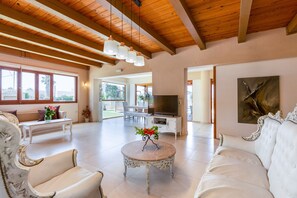 Luxury Beachfront Villa, Sfakaki, Rethymno Living room