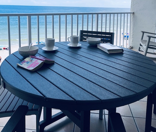 Lovely new balcony furnishings, great spot to RELAX!