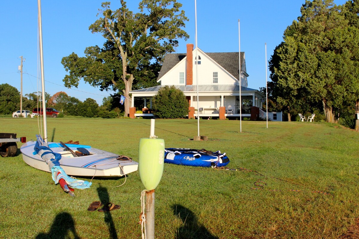 Very private riverfront, beach, nature for all to enjoy. High Speed Internet!!