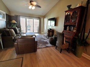 Spacious beach front condo (sleeper sofa) with ocean view