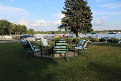 Turtle Cove Lakefront APT. (10 min from MIS, 40 min to Ann Arbor)