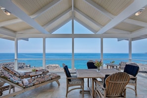Oceanfront with outstanding views! So close you can see the fish in the water!