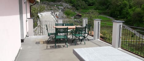 terrazza con tavolo