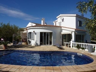 Villa with solar heated pool for 8 persons 200m from the sea