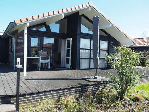 Außenseite Ferienhaus [Sommer]
