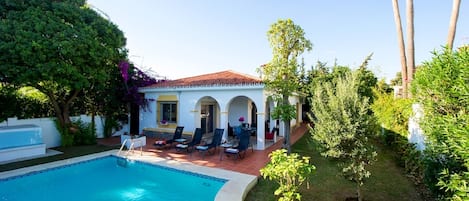 Private pool and garden 