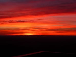 Le coucher de soleil visible chaque soir (le chalet est en versant Ouest)