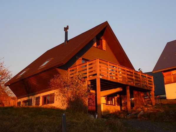 Le chalet en fin de journée, lors du magnifique coucher de soleil quotidien