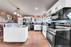 'the best stocked kitchen we've ever seen!' (guest, Fred)